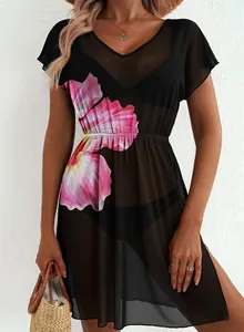 Detail der schwarzen Netz-V-Ausschnitt-Kleid mit lebhaftem rosa Blumendruck und Taille