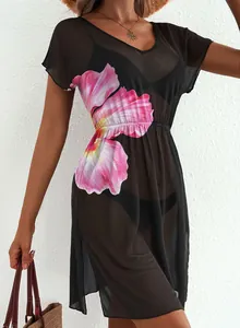 Detailansicht eines schwarzen Netzkleids mit V-Ausschnitt, Blumenprint und tailliertem Schnitt.