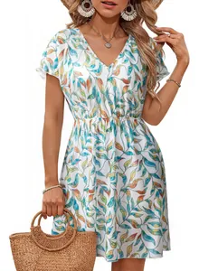 Detail eines Damen-V-Ausschnitt-Netzkleids mit farbenfrohem Blattdruck und Taillendesign