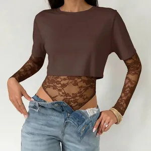 Eleganter brauner Bodysuit mit Spitzen-Patchwork, Kurzarm-Crop-Top und langen Ärmeln