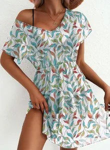 Nahaufnahme mit elegantem Blattmuster und Mesh-Stoff-Details dieses Kleides mit V-Ausschnitt