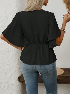 Vista posteriore di top nero da donna con scollo a V, maniche a balze e vita elasticizzata