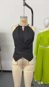 Vue détaillée du haut dos nu noir avec un design croisé élégant sur le devant