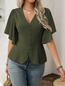 Primo piano di elegante camicetta verde oliva con scollo a V e bottoni frontali