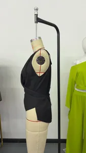 Détail d'un haut noir dos nu sans manches avec design croisé sur un mannequin