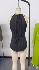 Vue détaillée du dos d'un haut licou noir sans manches avec un design croisé à nouer