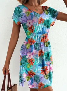 Detaillierte Nahaufnahme des tropischen Blumen- und Palmenmusters auf dem Mesh-Sommerkleid