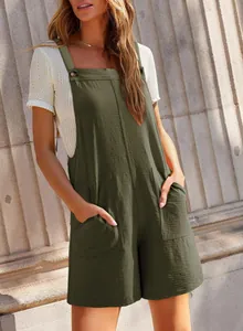 Detalle de peto informal verde oscuro de pierna ancha con bolsillos y tejido texturizado