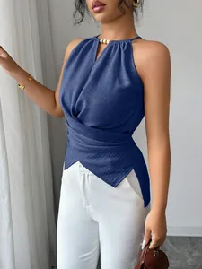 Détail du haut cache-coeur bleu à licou avec des perles élégantes et texture