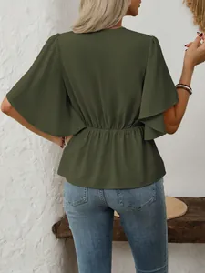 Vista posteriore dettagliata di una blusa peplum verde oliva con vita elasticizzata.