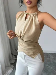 Détail d'un haut dos nu beige avec perles en bois et ourlet croisé.