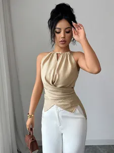 Zoom sur un haut dos nu beige élégant avec taille croisée et détails de perles