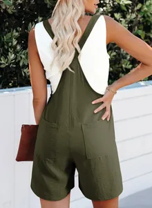 Vista trasera de un peto informal suelto verde oliva para mujer en verano.