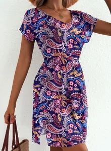 Nahaufnahme eines lila Paisley-Print-Kleides mit V-Ausschnitt und betonter Taille.