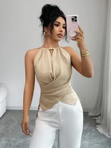 Gros plan détaillé d'un haut beige chic à licou sans manches et design croisé