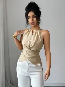 Détail d'un haut dos nu beige élégant avec un design croisé et détails de perles