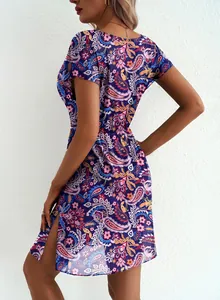 Rückansicht eines lässigen Mesh-Kleides mit Paisley-Muster und elastischer Taille.