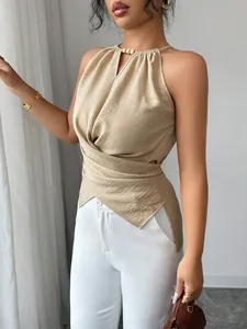 Haut dos nu chic présentant une taille croisée et des accents élégants de perles