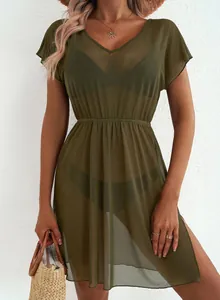 Detailansicht olivgrünes V-Ausschnitt Netz-Strandkleid mit einer elastischen Taille