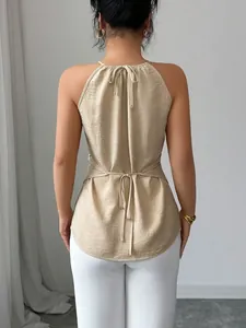 Vue arrière d'un élégant débardeur beige dos nu avec des liens croisés dans le dos
