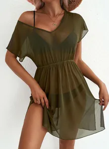 Detailansicht von einem stilvollen olivgrünen Netz-Strandkleid mit V-Ausschnitt