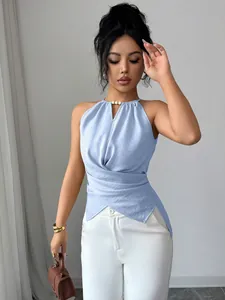 Détail d'un haut dos nu sans manches croisé bleu clair porté par un mannequin de mode
