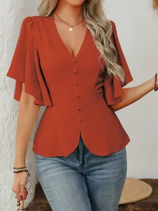 Elegante camicetta con scollo a V color terracotta con bottoni e vita sciancrata
