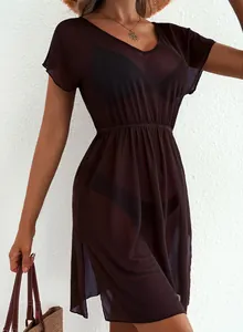 Detail eines braunen V-Ausschnitt Netz-Strandkleids mit kurzen Ärmeln und Taille