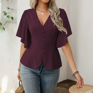 Elegante top a maniche corte con profondo scollo a V e bottoni in viola scuro