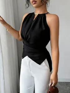 Élégant haut noir à licou croisé avec détails de perles et design sans manches