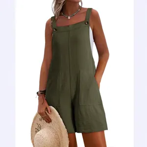Mono corto informal de mujer en verde militar con tirantes y prácticos bolsillos