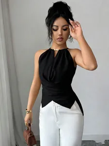 Détail d'un haut dos nu noir avec taille croisée et décor de perles au col