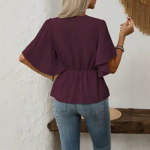 Elegante top peplo prugna con maniche a farfalla e vita stretta, vista posteriore.