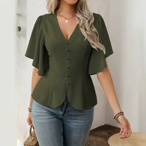 Elegante camicetta verde scuro con scollo a V, bottoni, maniche svasate e vita sfiancata.