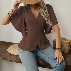Elegante camicetta marrone da donna con scollo a V profondo, bottoni e maniche a balze