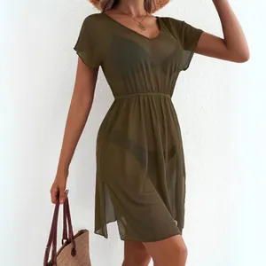 Elegantes olivgrünes Strandkleid aus Mesh mit V-Ausschnitt, elastischer Taille und Seitenschlitzen