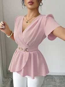 Dettaglio della blusa rosa a portafoglio con scollo a V e catena in vita