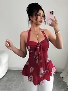 Vista detallada del elegante top halter rojo con estampado floral y lazo frontal