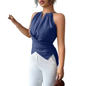 Top bleu sans manches à licou avec un élégant design croisé pour l'été chic