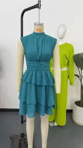 Abito corto smanicato verde acqua con collo alto, vita arricciata e gonna a balze