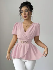 Elegante camicetta incrociata rosa con scollo a V, maniche corte e cintura dorata