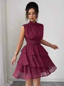 Abito corto senza maniche bordeaux con collo alto e gonna a balze a strati moda