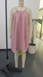 Vue détaillée d'une mini robe dos nu rose sans manches en tissu de gaze de coton gaufré