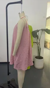 Profil latéral montrant la coupe trapèze d'une robe rose sans manches à texture