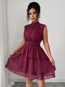 Elegante abito corto bordeaux senza maniche con collo alto e strati a balze in vita