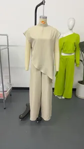 Detalle del conjunto beige con top sin mangas de cuello alto y pantalón de pernera ancha