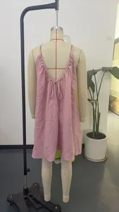 Vue arrière d'une mini robe rose sans manches à dos nu avec lien réglable sur mannequin
