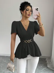 Elegante top nero con scollo a V incrociato, maniche corte e cintura a catena dorata