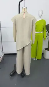 Vista trasera de un conjunto beige de dos piezas con top de cuello alto y pantalón ancho