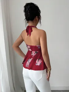 Vista de detalle de un top de flores rojas con cuello halter y diseño de lazo atrás